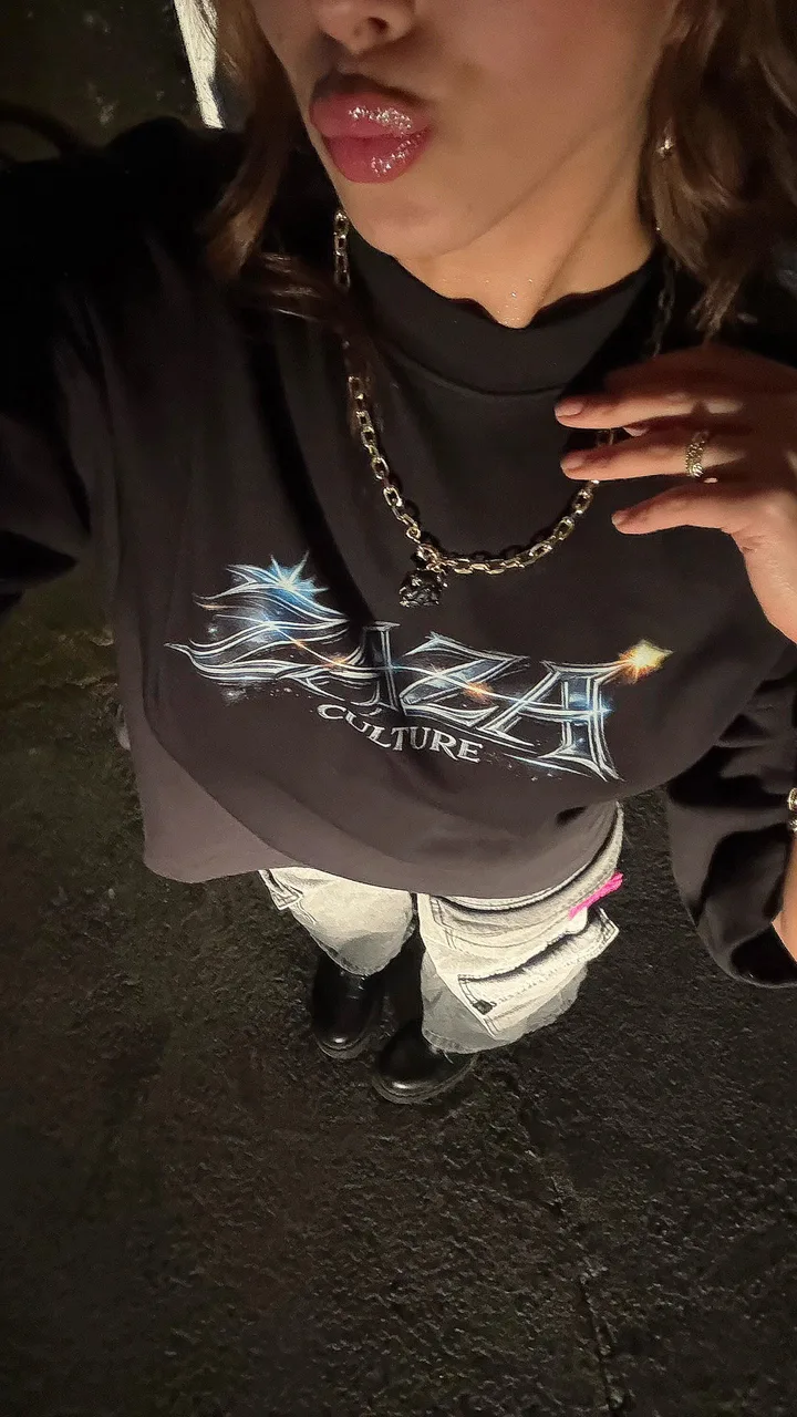 Comunidad Zaza Culture — polera cromada en el evento
